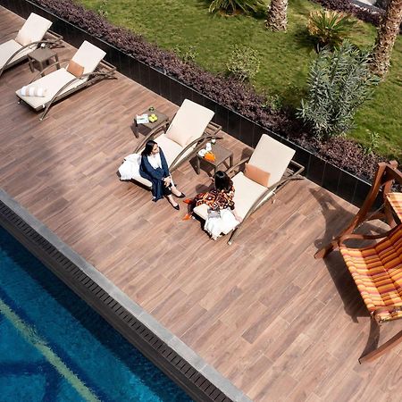 Movenpick Hotel And Residences Riaad Buitenkant foto The swimming pool at the hotel