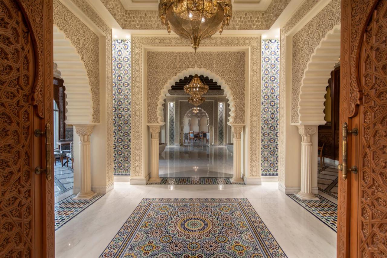Movenpick Hotel And Residences Riaad Buitenkant foto The lobby of the hotel