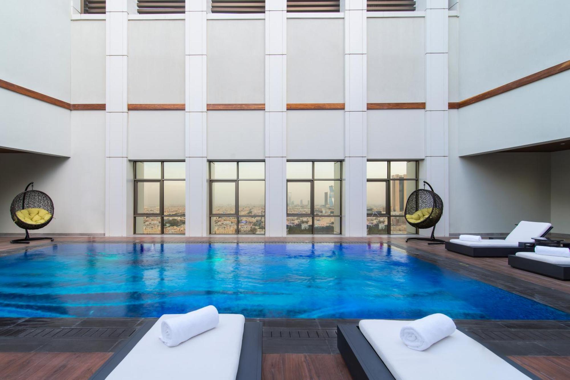 Movenpick Hotel And Residences Riaad Buitenkant foto The swimming pool at the hotel
