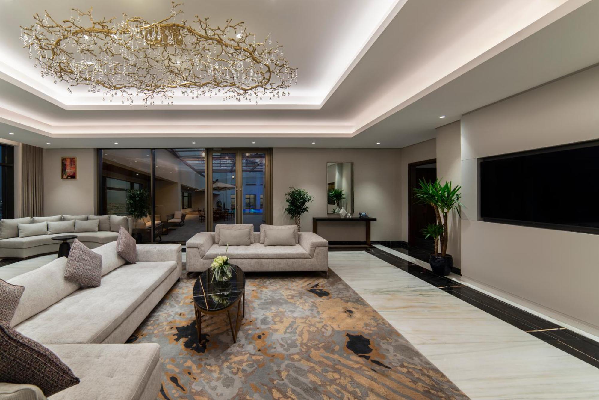 Movenpick Hotel And Residences Riaad Buitenkant foto The interior of the 1000-square-metre (1,100-square-yard) penthouse