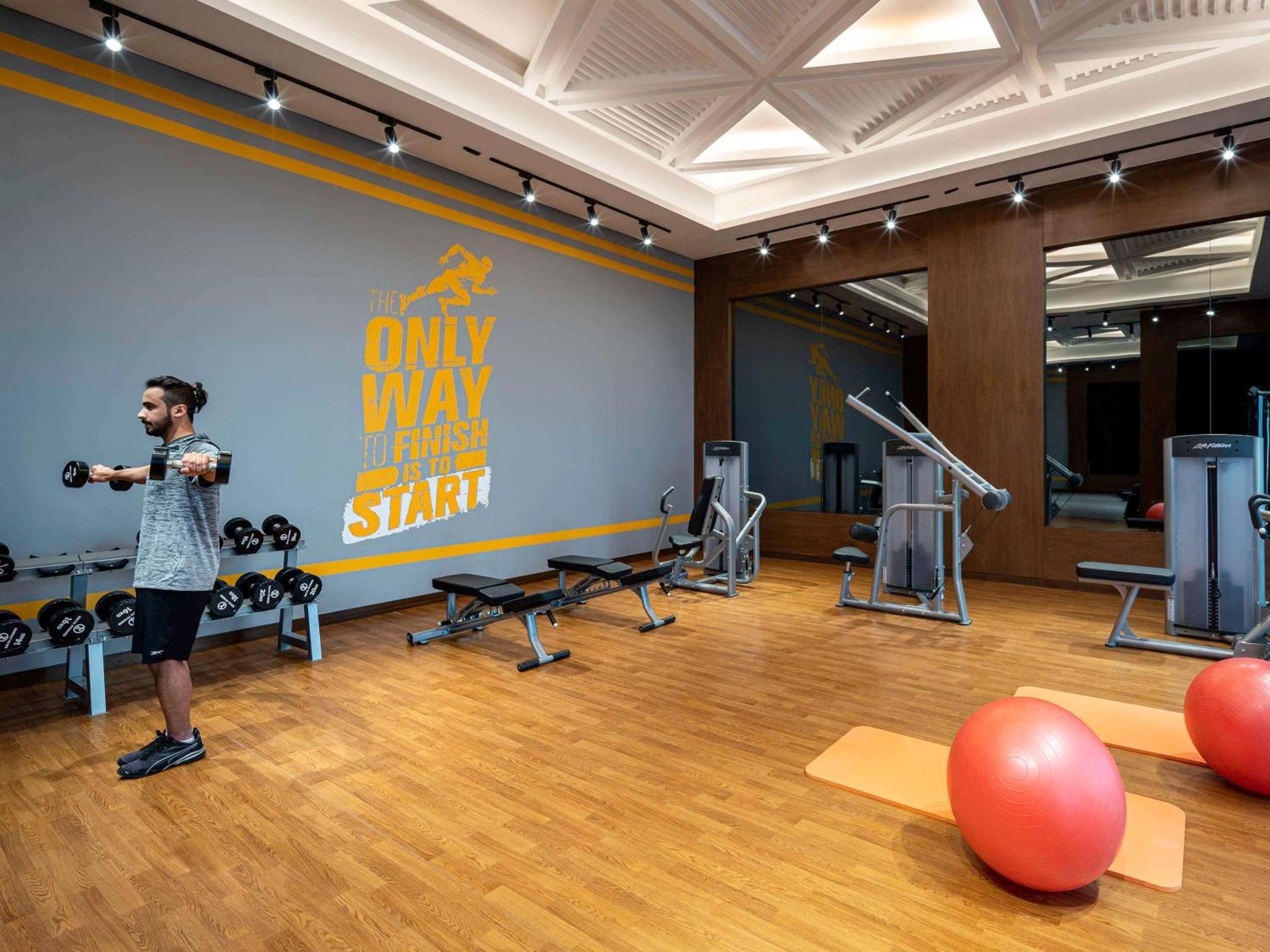 Movenpick Hotel And Residences Riaad Buitenkant foto The gym at the hotel