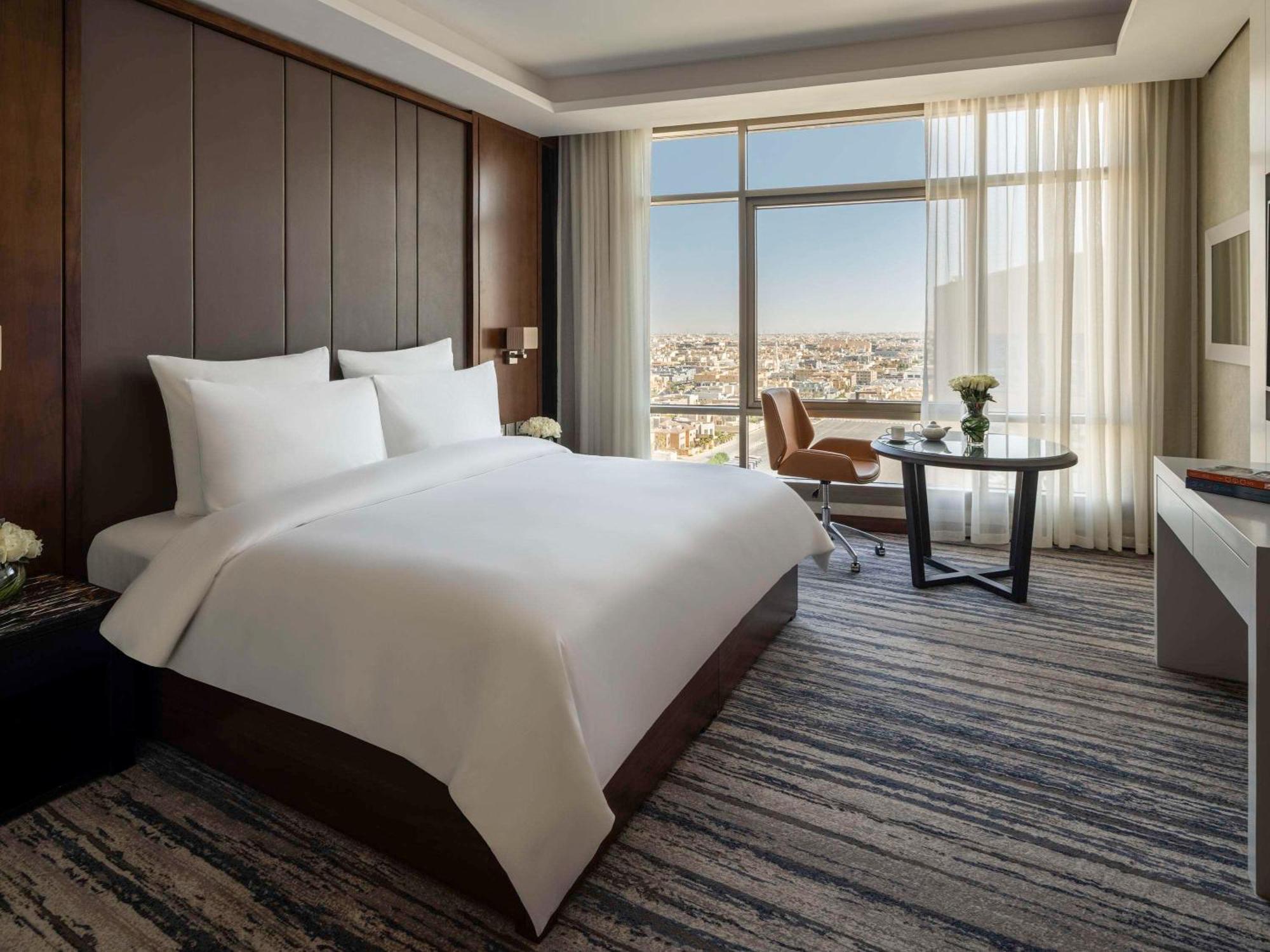 Movenpick Hotel And Residences Riaad Buitenkant foto Deluxe King