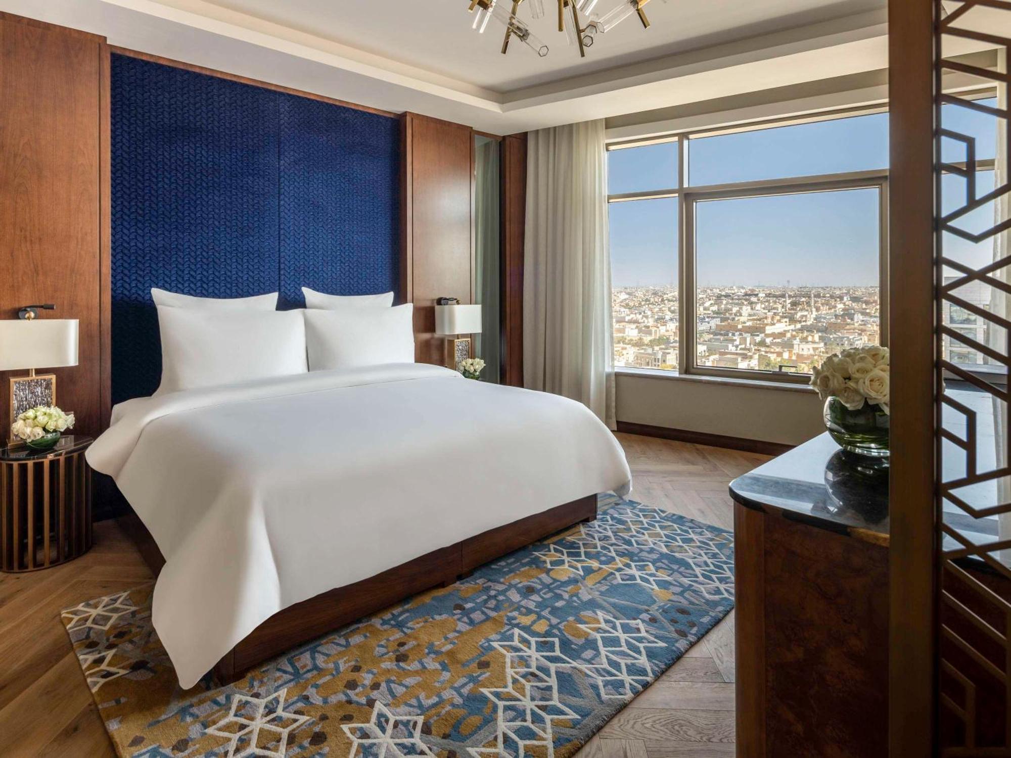 Movenpick Hotel And Residences Riaad Buitenkant foto A bedroom at the Ritz-Carlton, Riyadh