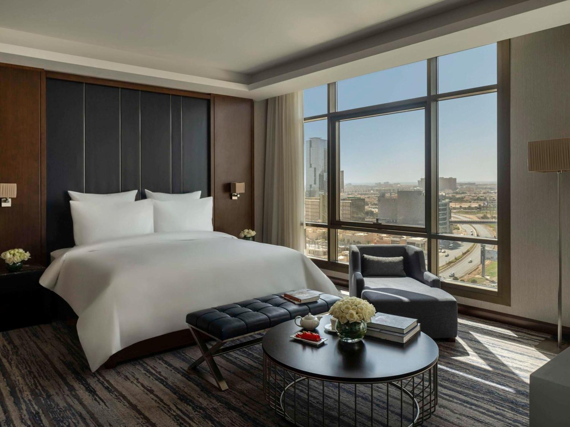Movenpick Hotel And Residences Riaad Buitenkant foto A bedroom at the Ritz-Carlton, Riyadh
