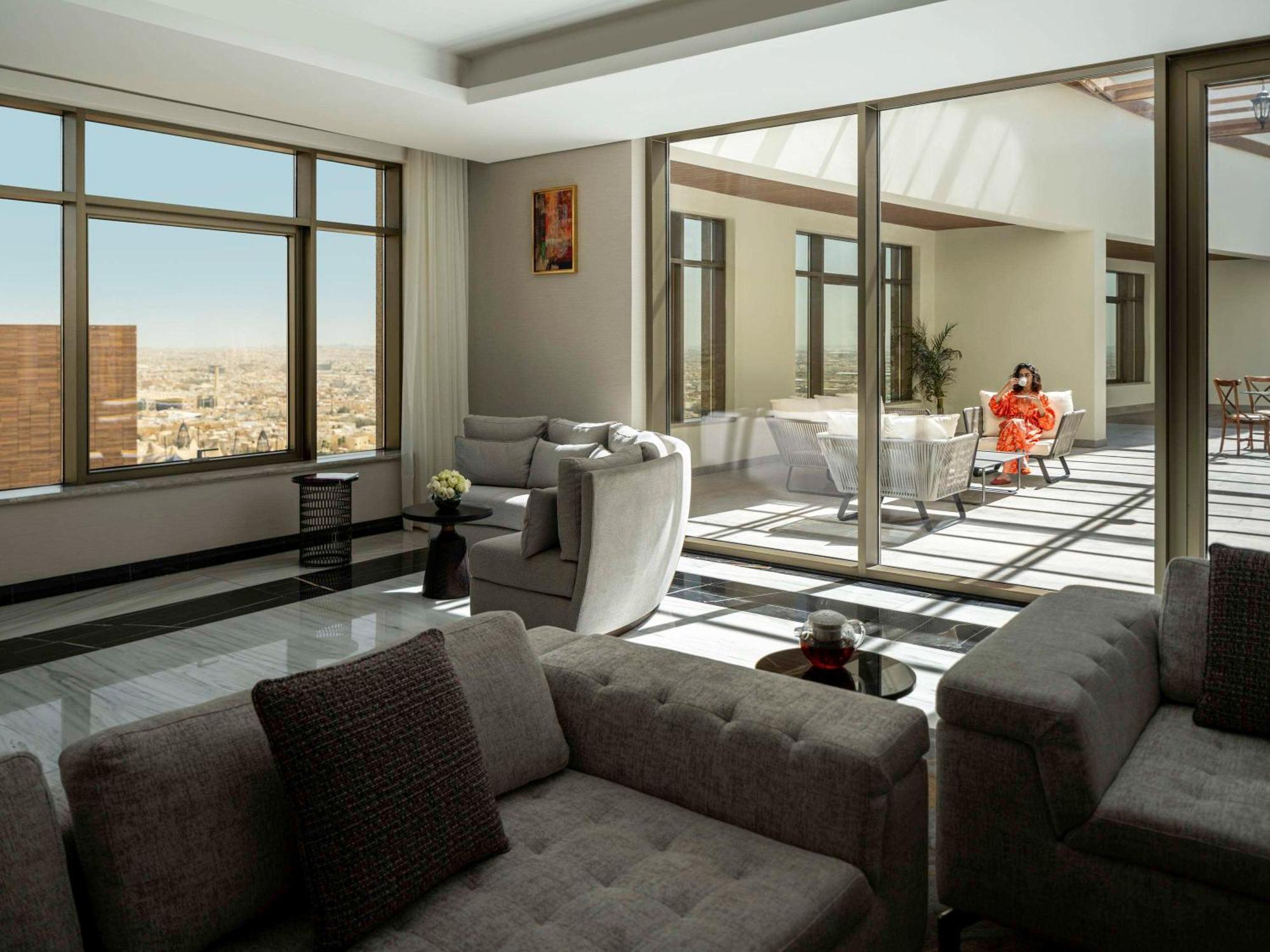 Movenpick Hotel And Residences Riaad Buitenkant foto The interior of a suite at the Four Seasons Hotel, Amman