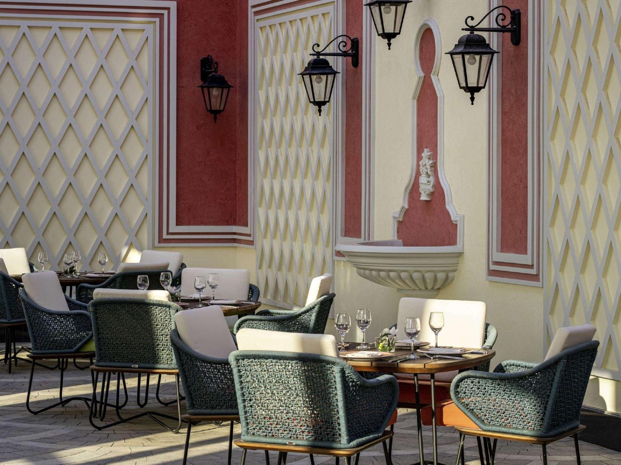 Movenpick Hotel And Residences Riaad Buitenkant foto The restaurant