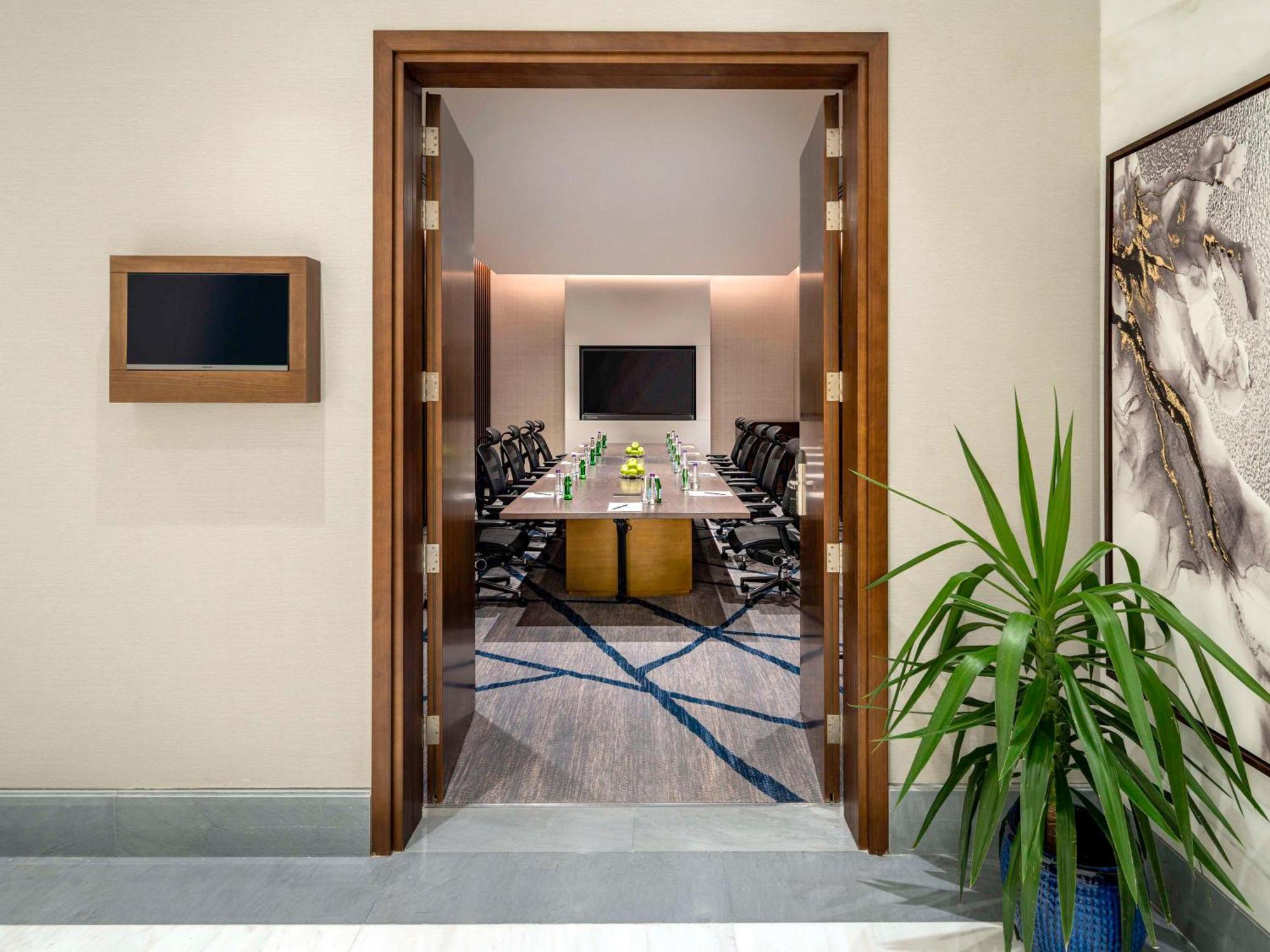 Movenpick Hotel And Residences Riaad Buitenkant foto Meeting room at the hotel