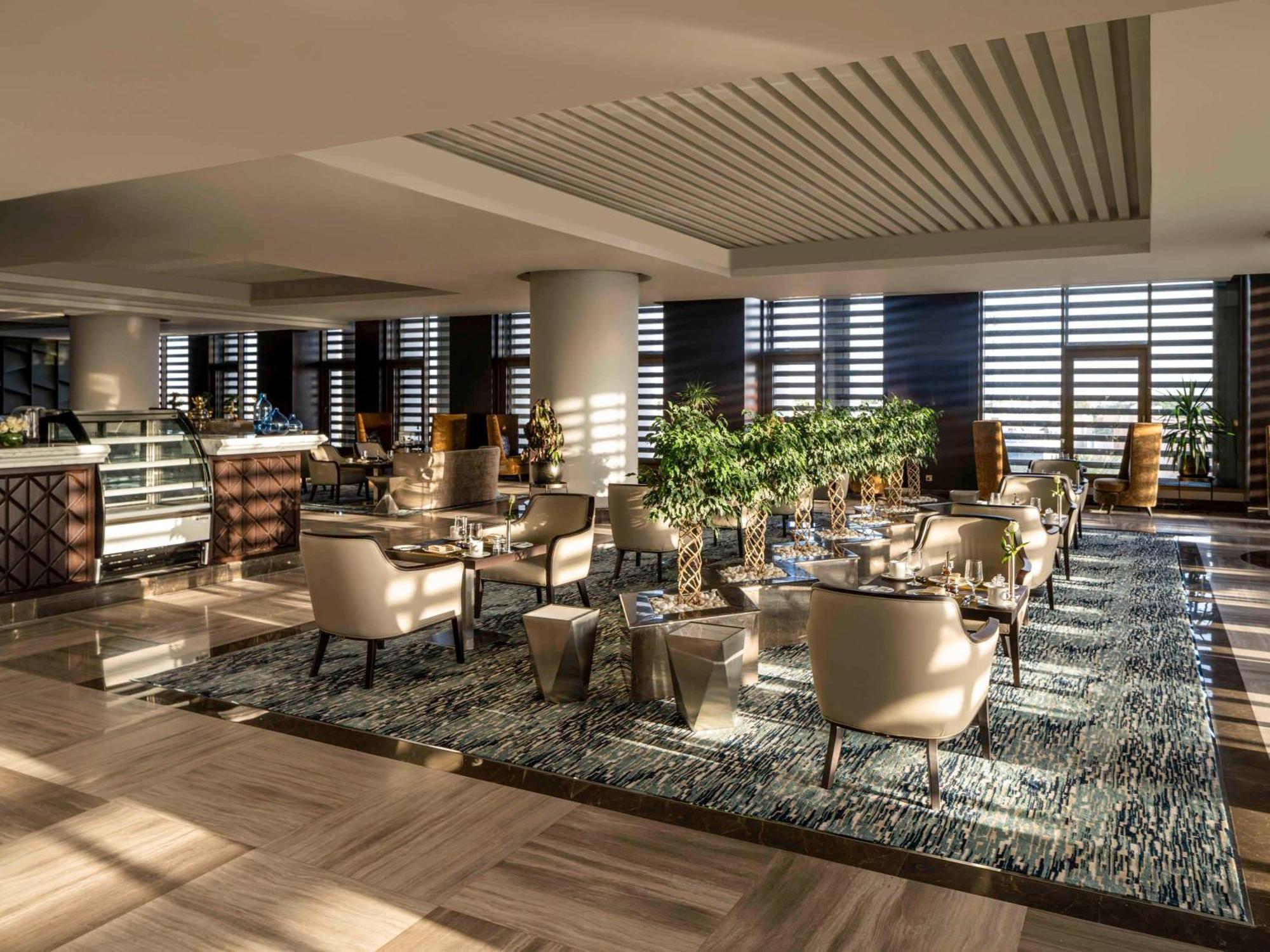 Movenpick Hotel And Residences Riaad Buitenkant foto The Lounge at the airport