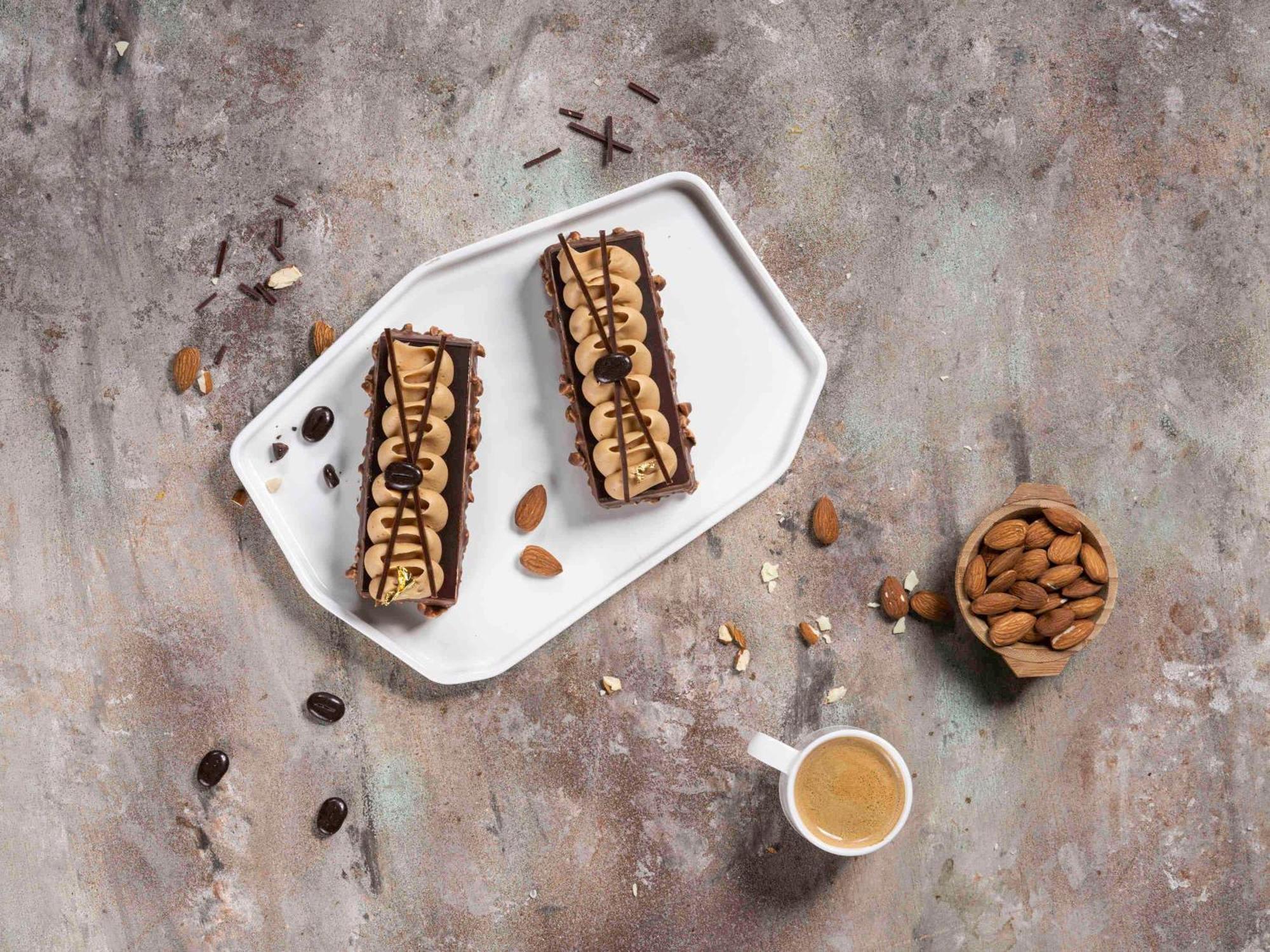 Movenpick Hotel And Residences Riaad Buitenkant foto Almond bars
