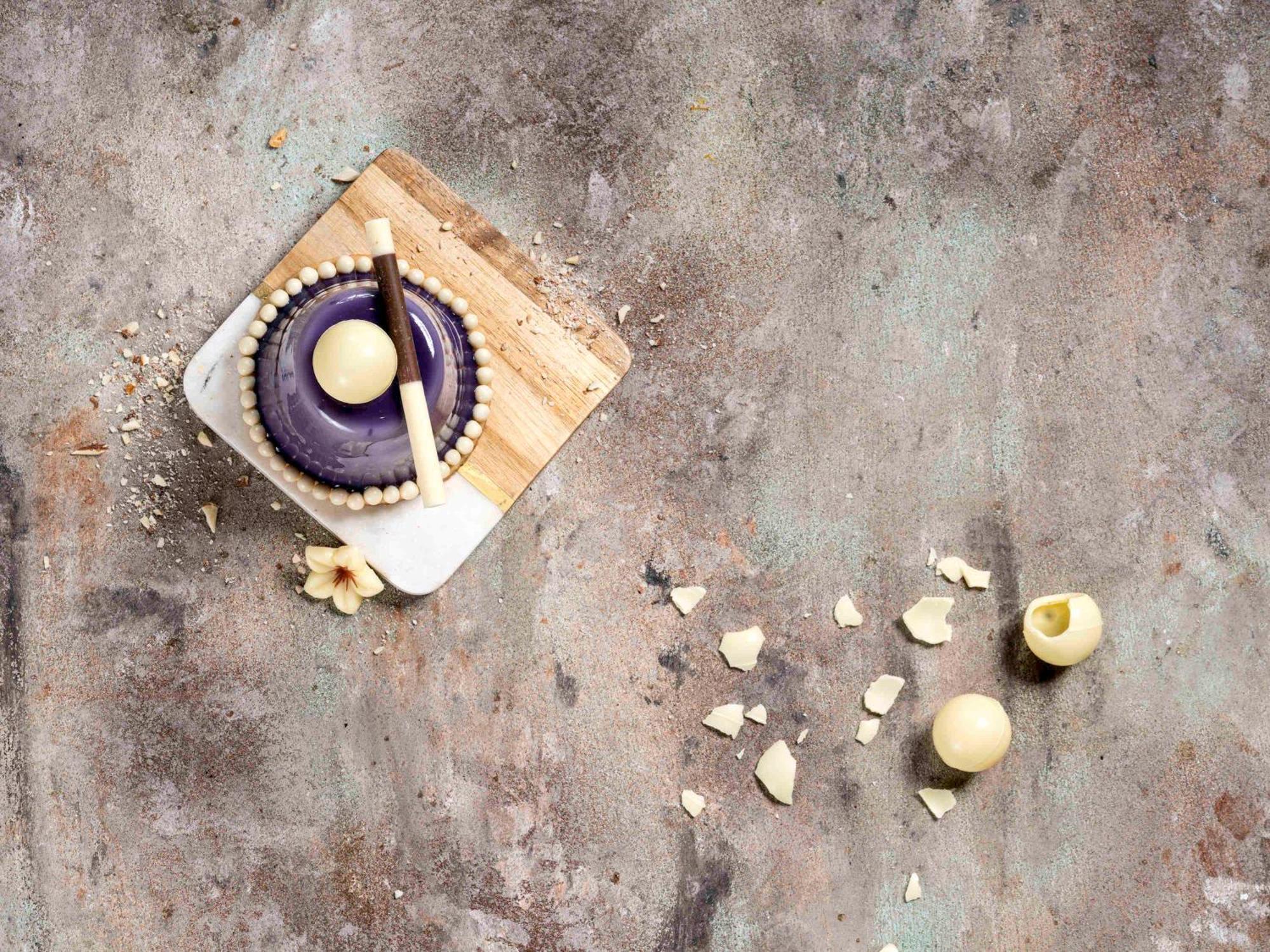 Movenpick Hotel And Residences Riaad Buitenkant foto A cake