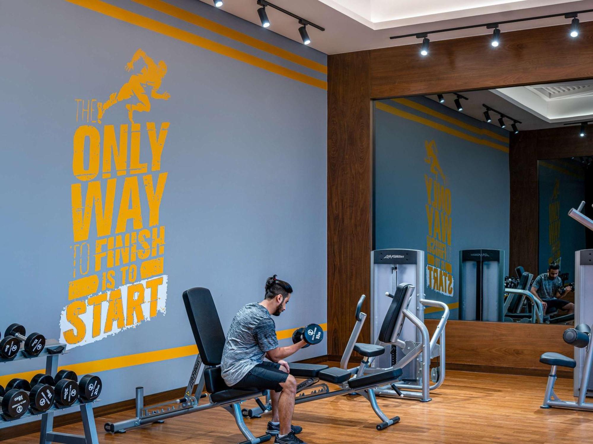 Movenpick Hotel And Residences Riaad Buitenkant foto The gym at the hotel