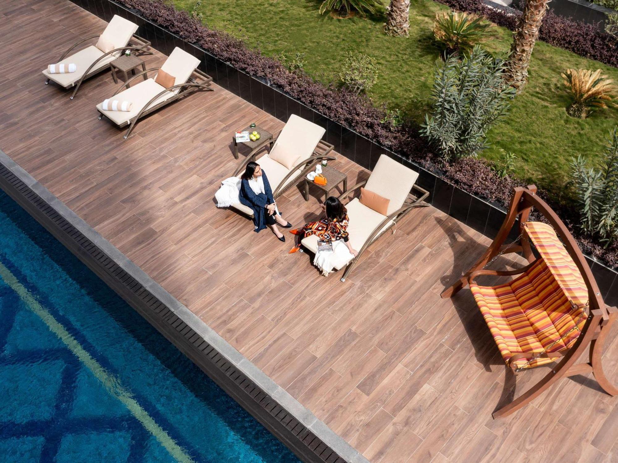 Movenpick Hotel And Residences Riaad Buitenkant foto The swimming pool at the hotel